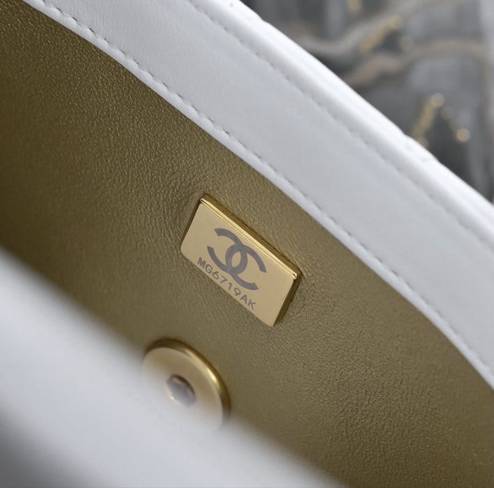 Geanta Chanel Timless Classique alb-pe stoc
