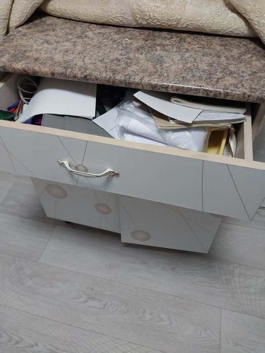 продам тумбу шкафчик  с полками