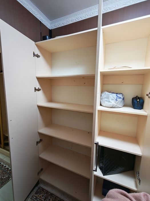 Шкаф с полками для вещей