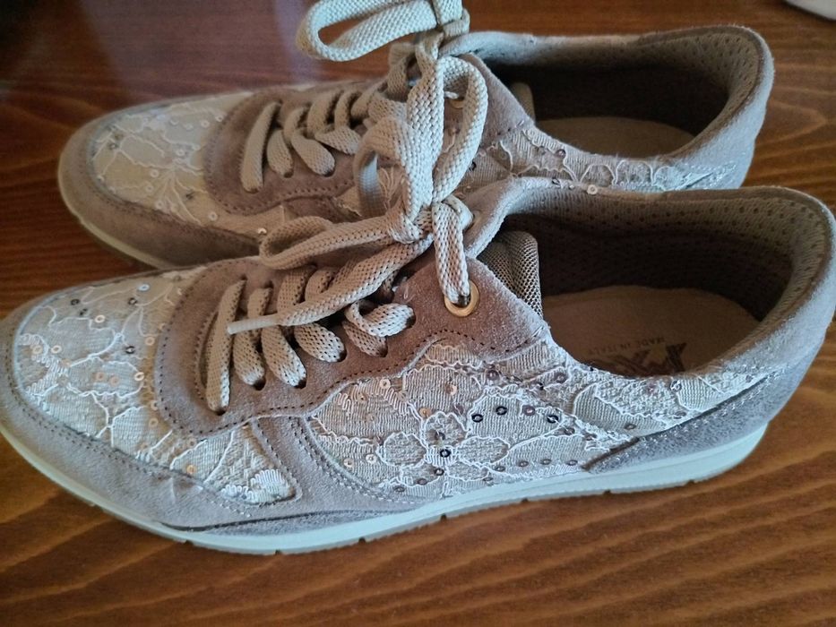 Модерни златисти маратонки номер 37