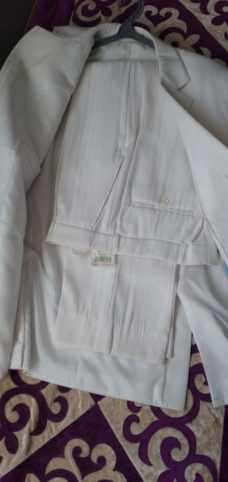 Продам костюм белый двойка