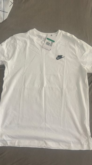 бяла тениска nike