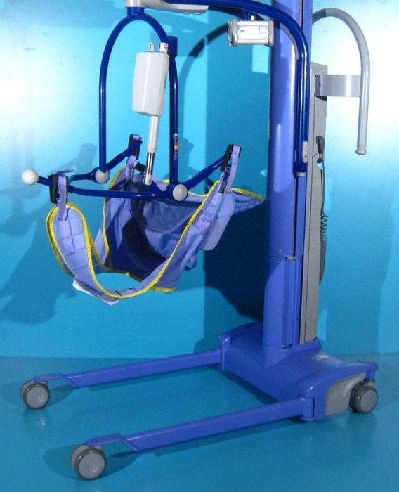 Macara pentru ridicarea si transportul pacientilor Arjo Maxi Move