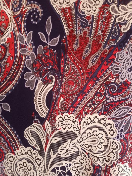 Шарена блузка в тъмносиньо, червено и бяло