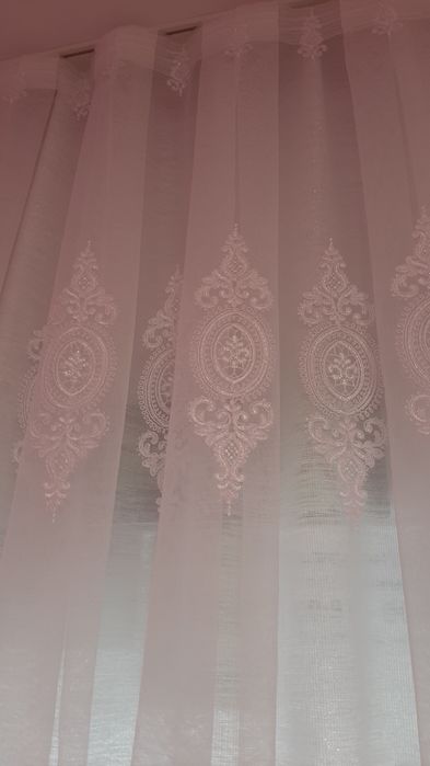 Едно нежно перде от бродерия, цвят бяло