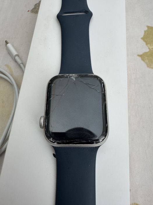 Ударен смарт часовник apple se