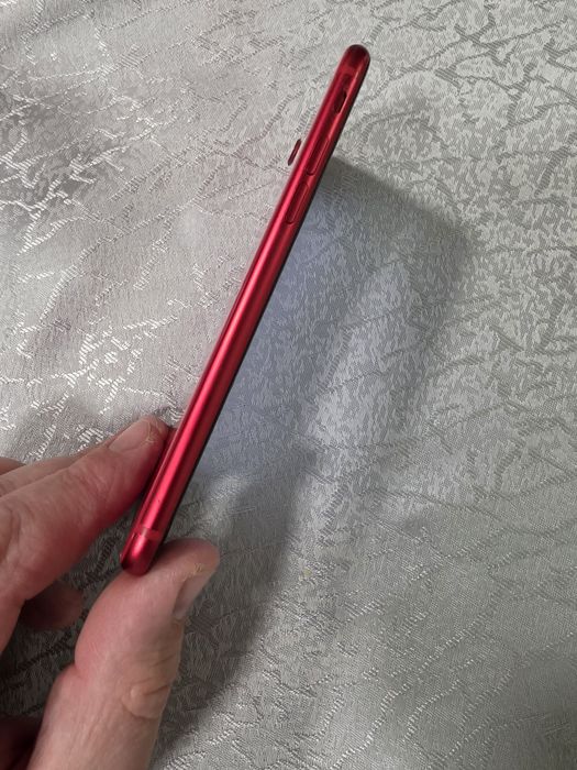 Продавам iPhone SE 2020 с 64GB