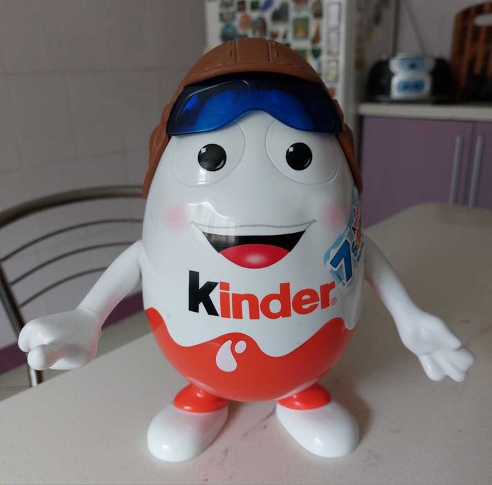 Киндер яйцо Капсула Киндерино лётчик. Игрушка