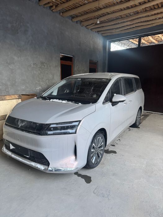 7-местный минивэн Wuling Starlight 730