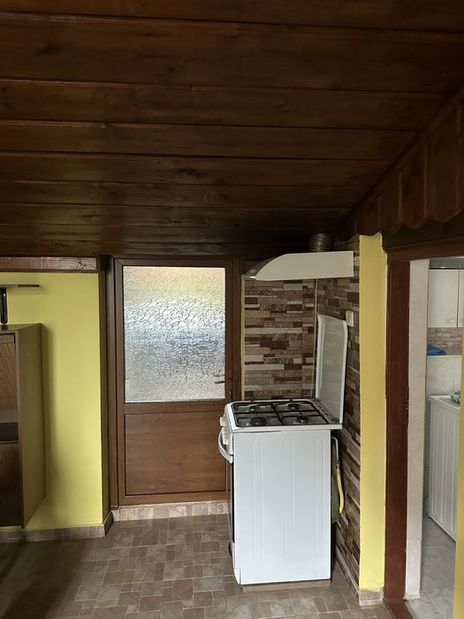 Casă 1000 mp cu 3 camere ,terasă,beci și garaj
