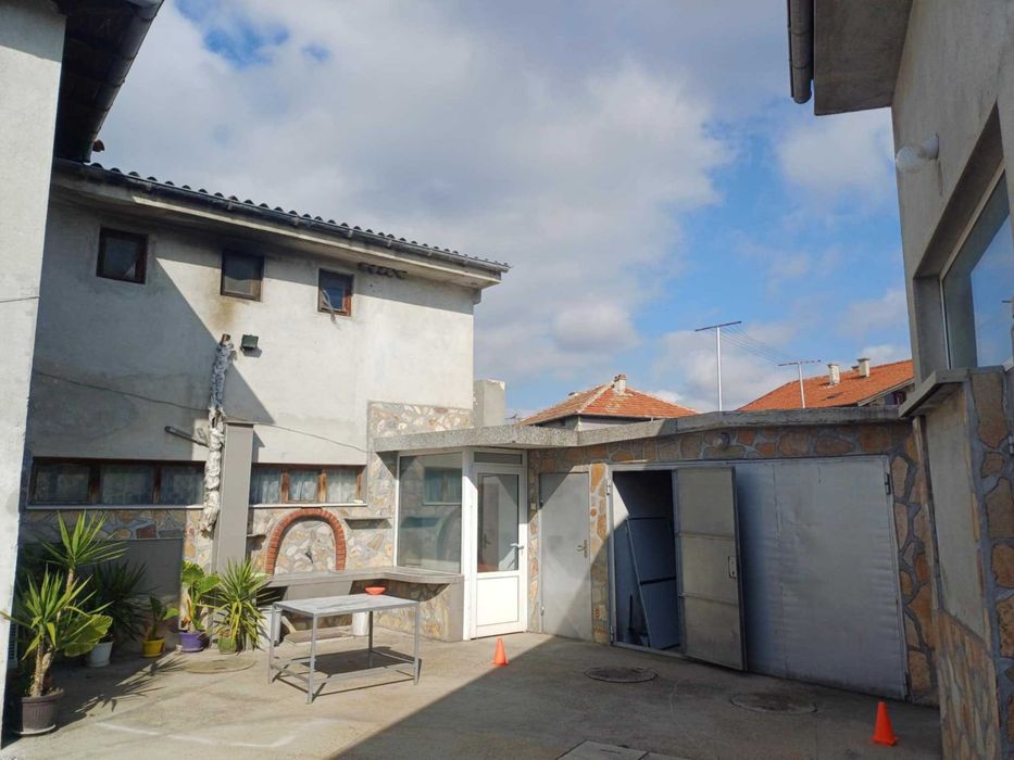 Етаж от къща, Сладкарски цех, Гараж, Партерна гарсониера