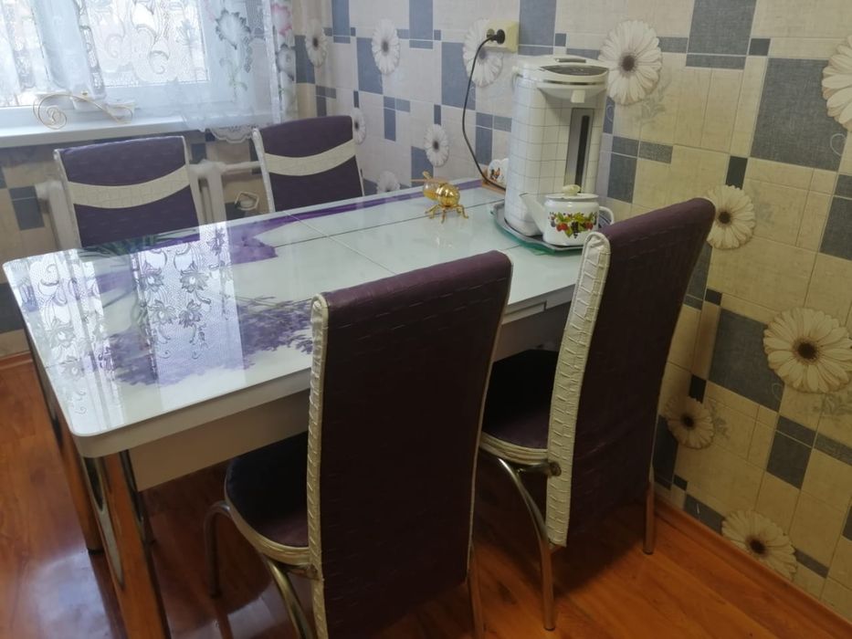 Стол со стульями