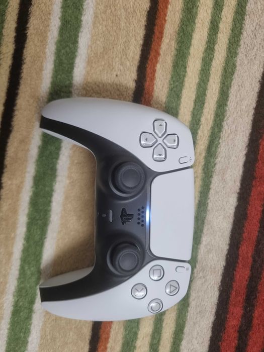 Playstation 5 slim 825gb folosit doar o luna CITITI DESCRIEREA MAI MULTE DETALII