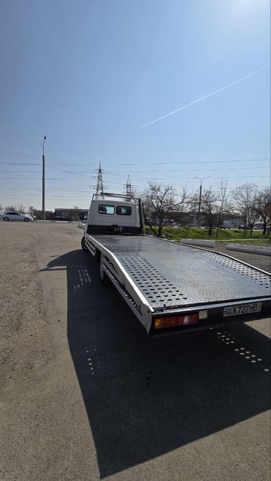 Эвакуатор с ломаной платформой для перевозки легковых автомобилей