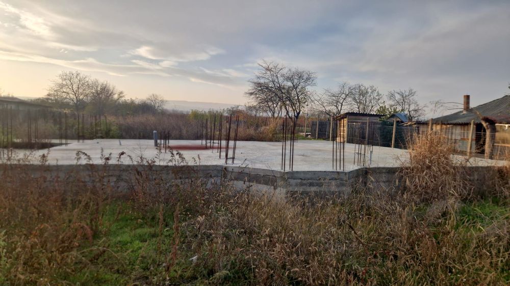 Vand teren cu fundatie