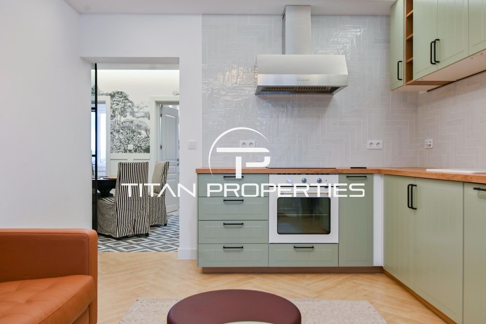 Дава се под наем Тристаен апартамент в София, Център - 90 кв.м за 1300 € - Снимка #2