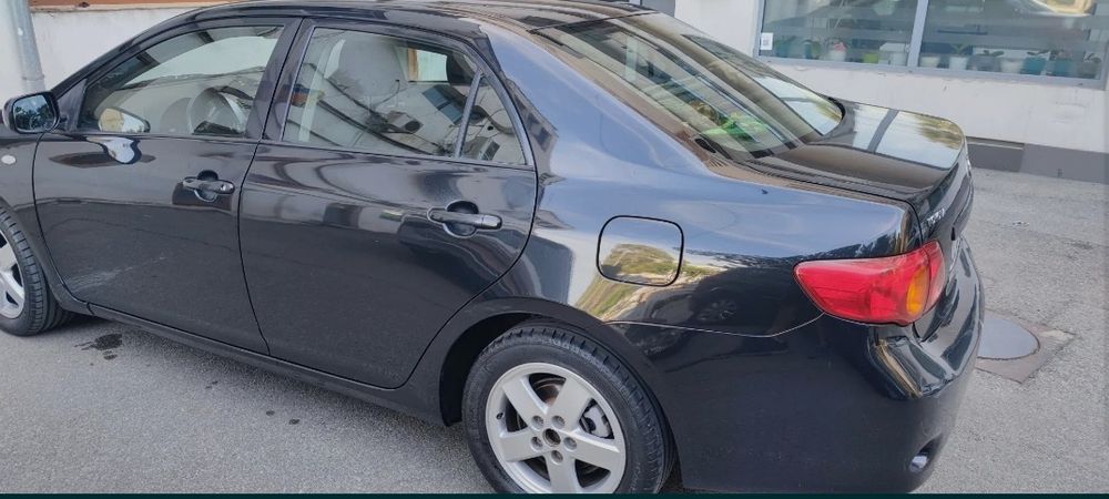 Toyota corolla  1.6  cu două seturi de jante