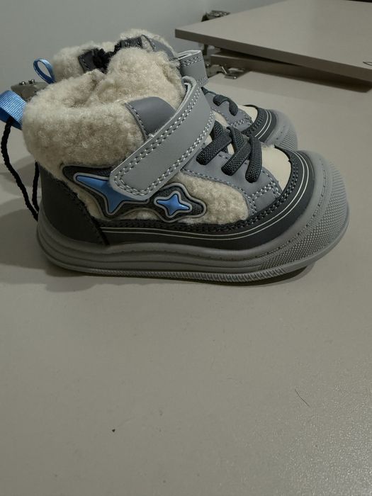 Продам крассовки детские теплые