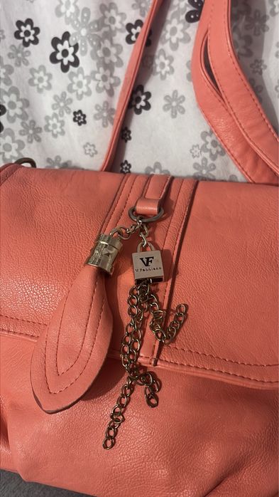 Дамска чанта “VF” в цвят корал – стилна и практична