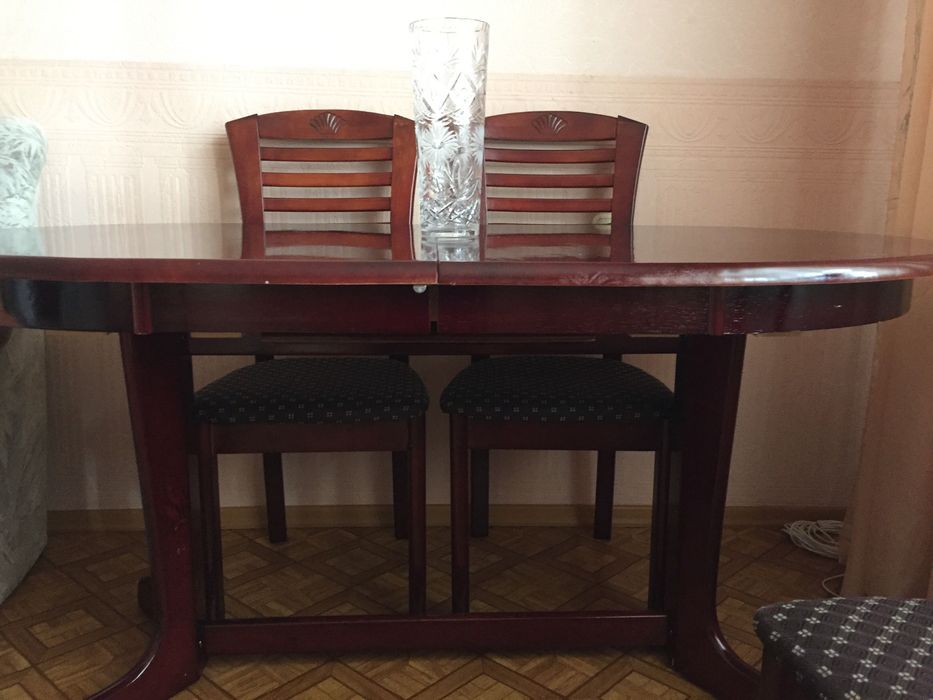 Стол со стульями для гостиной