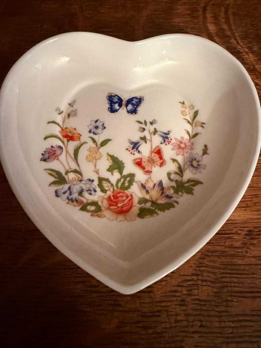 Декоративна чиния във формата на сърце от Aynsley