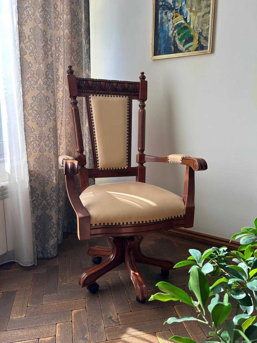 Scaun elegant de birou, lemn masiv sculptata și piele