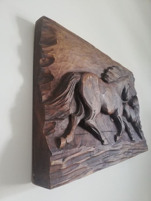 Изключителна, масивна дърворезба. Коне.