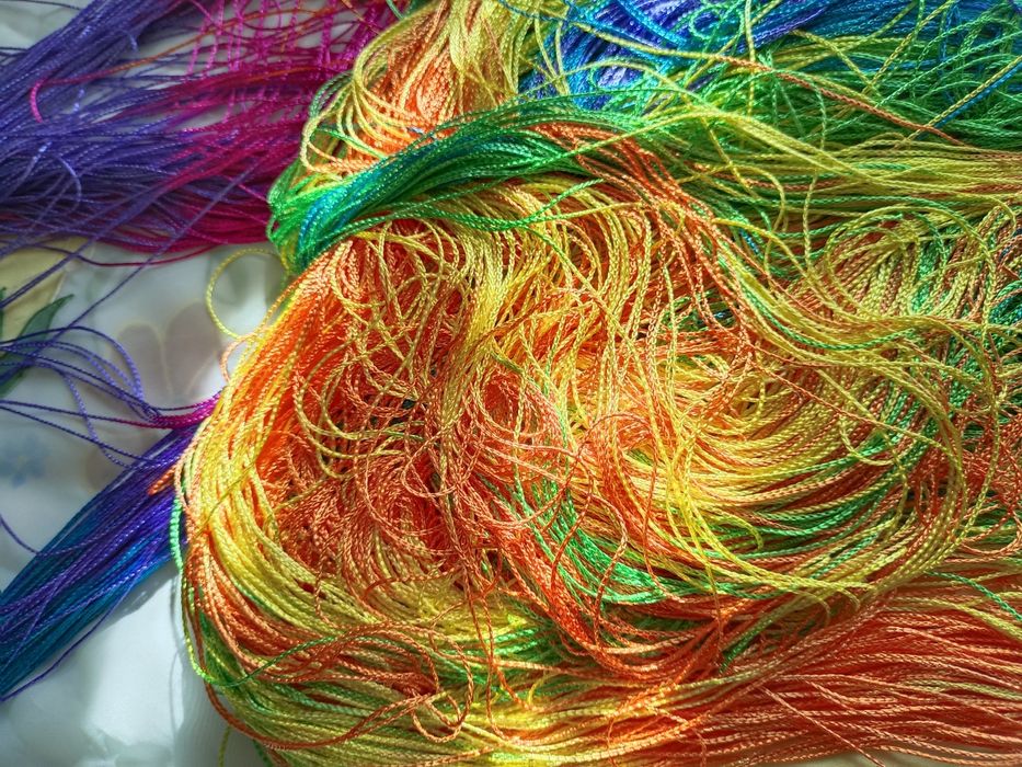 Цветные шторы нити