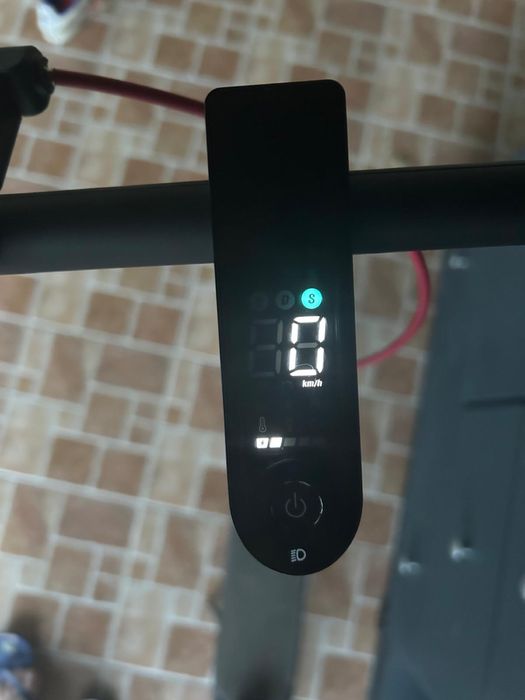 Trotineta electrica Xiaomi Scooter 4 în garanție