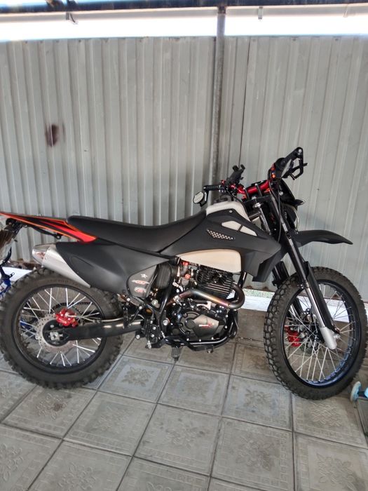 Мотоцикл со шлемом