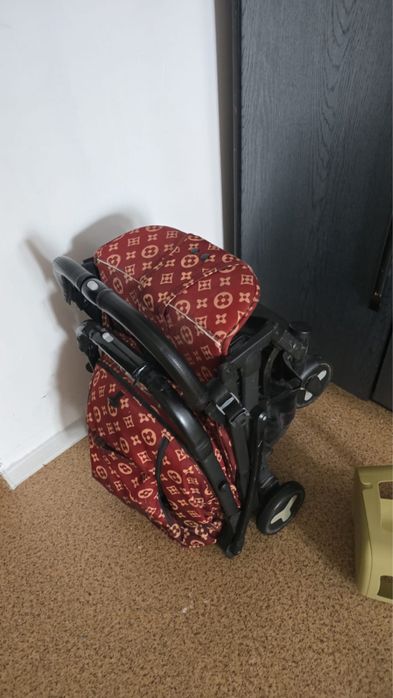 Коляска б/у прогулочная собирается как чемоданчик