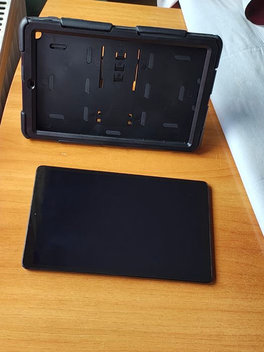 Tableta Samsung 10" cu slot de card si sim  + husa protectie in stare