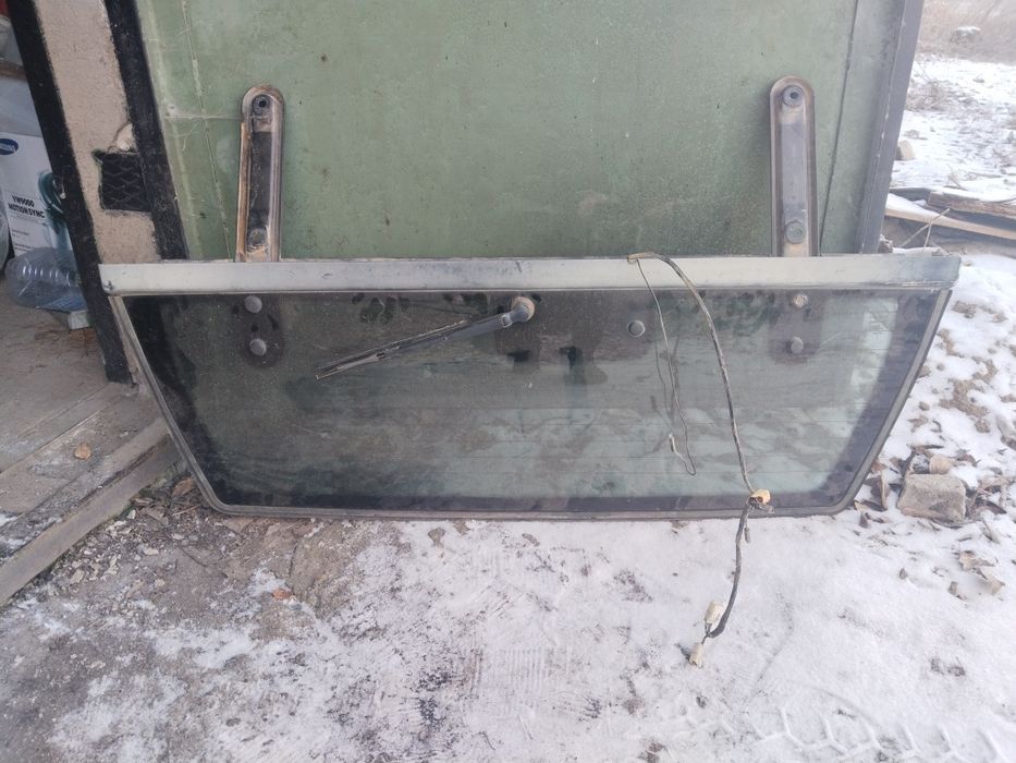 Продам заднее стекло