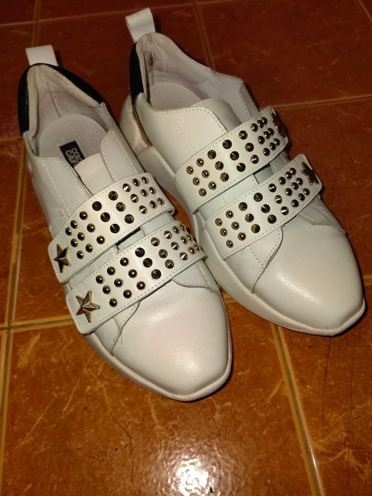 бели кожени сникърси