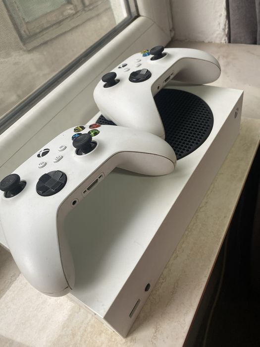 Xbox Series S + 2 controllere, stare foarte buna
