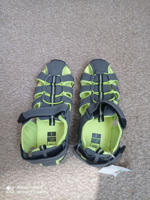 Детски сандали нови