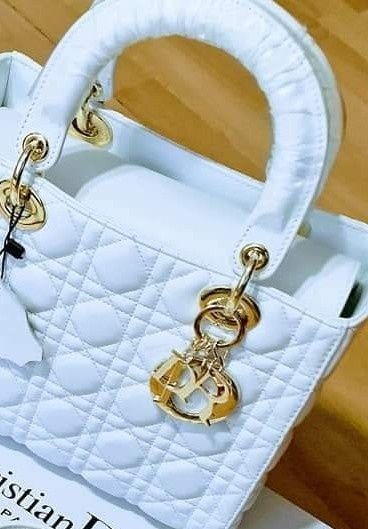 Geanta damă alb imaculat( 20cm L),logo metalic auriu,curea detasabila,saculet, etichetă