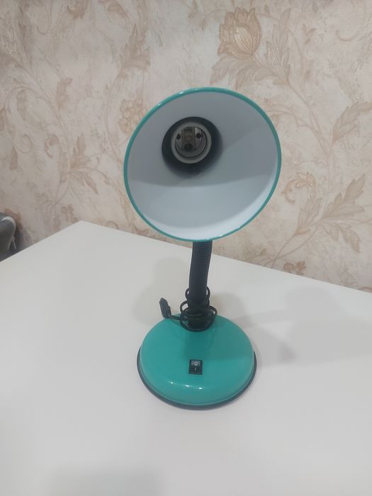 Продам настольный светильник.