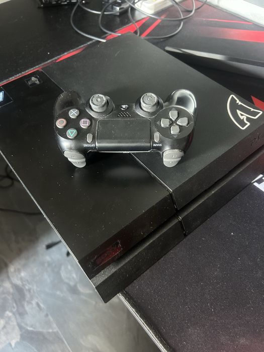Playstation 4 с joystick и две игри подарък