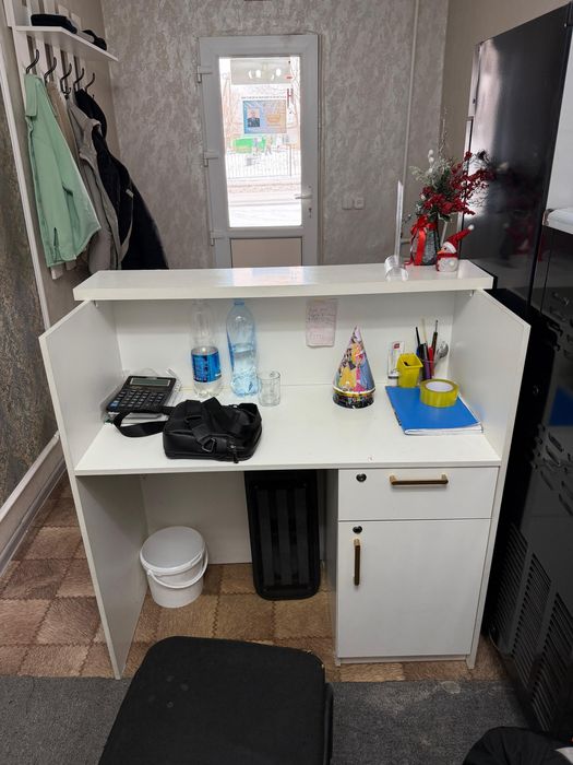 рецепшен белого цвета