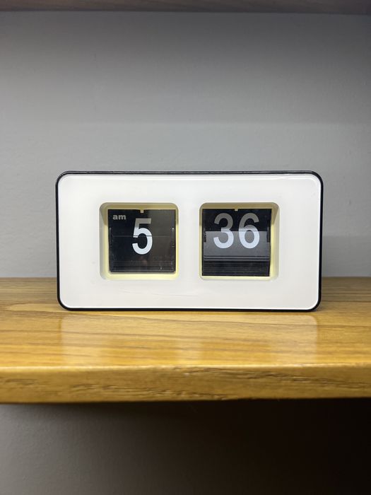 Стильные настольные часы