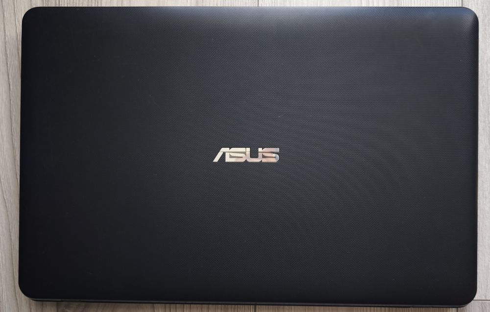 Laptop Asus R752LAV 17" I3-4030u, 6GB, SSD 256, W10 stare buna tehnica si estetica !