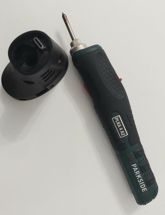 Ciocan (pistol, letcon) lipit pe acumulator (baterie)