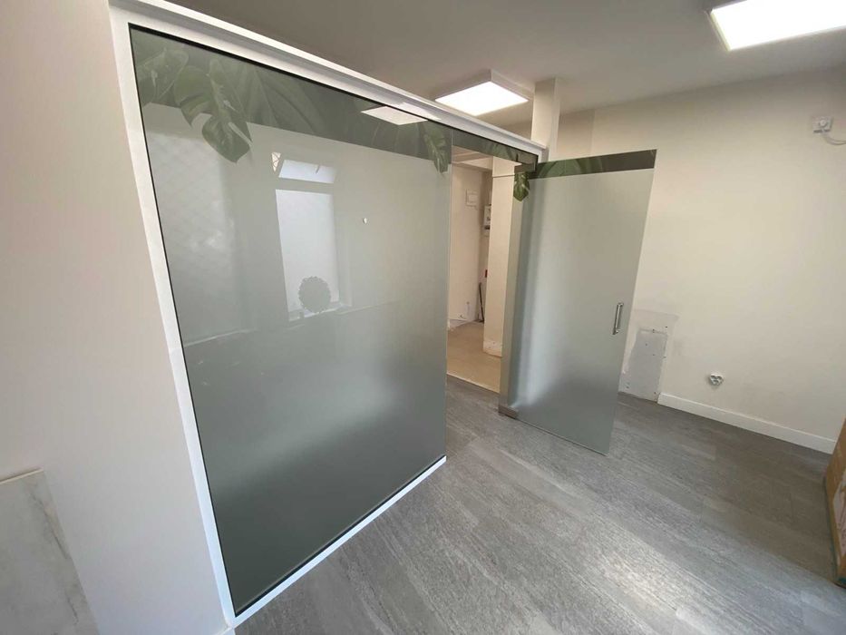 Стъклена витрина с темперирано стъкло – 256/220 см