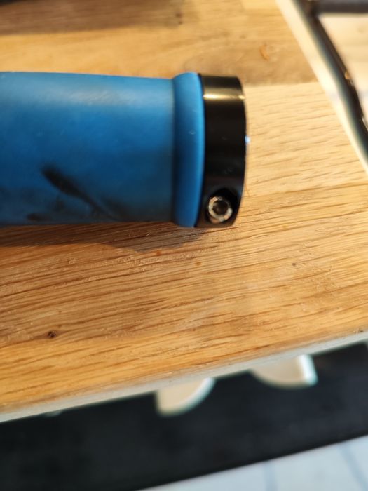 Продавам грипове за колело сини-черно.