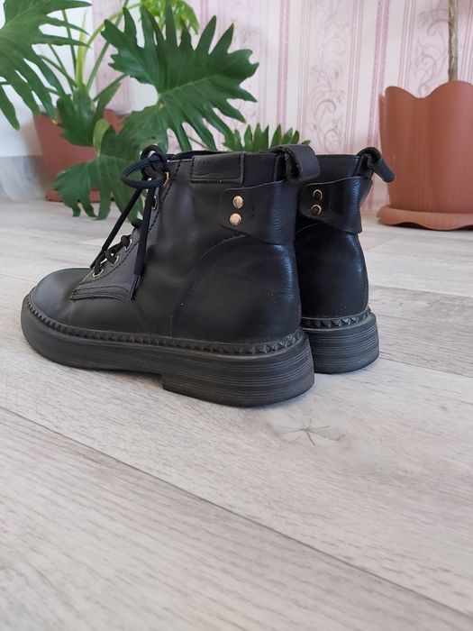 Продаются женские ботинки