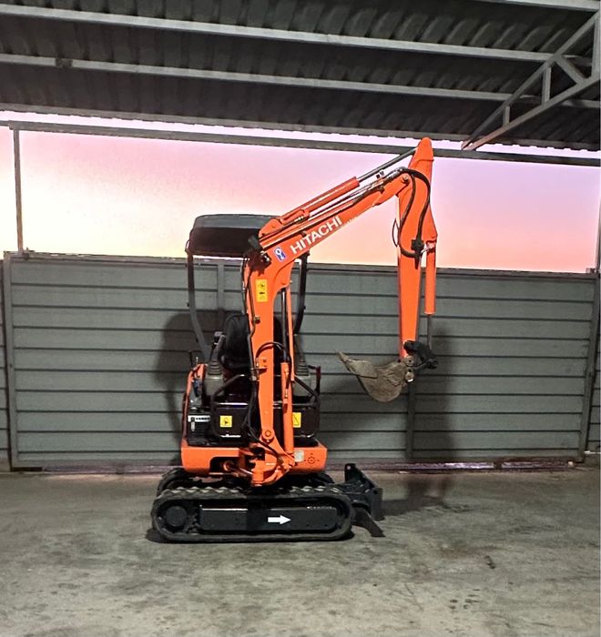 Miniexcavator hitachi/motor kubota in trei pistoane