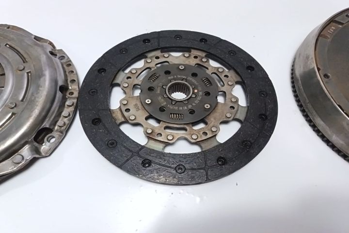 Kit Ambreiaj cu volanta masa dubla Ford Focus a 2-a generatie