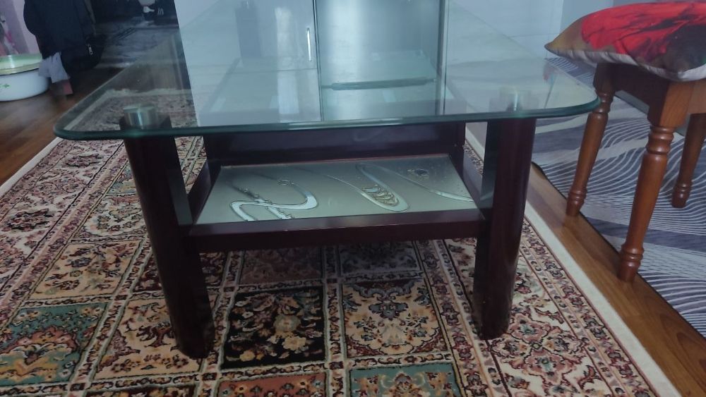 Стол для телевизора стеклянный