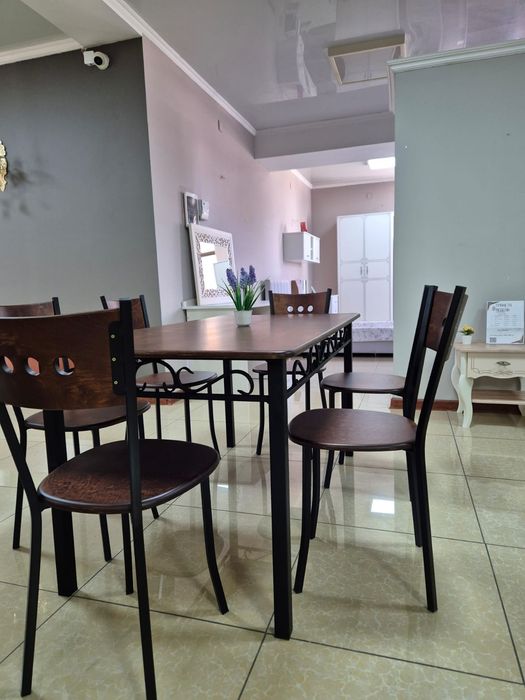 Стол стуля из дерева